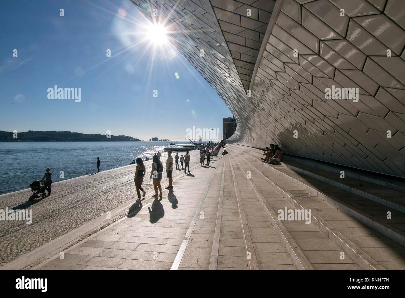 Museo Maat, Museu de Arte, Arquitetura e tecnologia, l'architetto britannico Amanda Levete sul Rio Tejo nel quartiere Belem Foto Stock