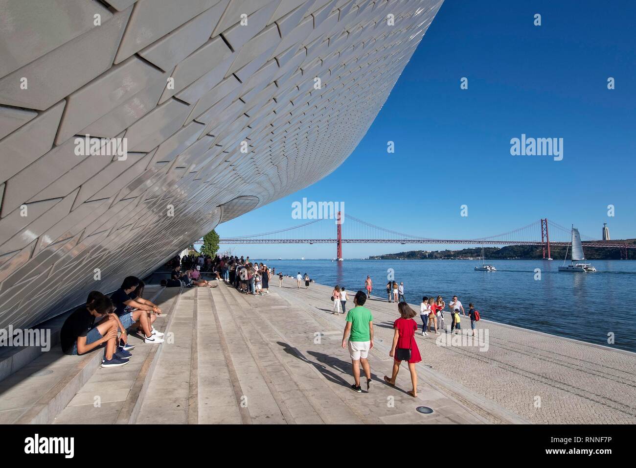 Museo Maat, Museu de Arte, Arquitetura e tecnologia, l'architetto britannico Amanda Levete sul Rio Tejo nel quartiere Belem Foto Stock