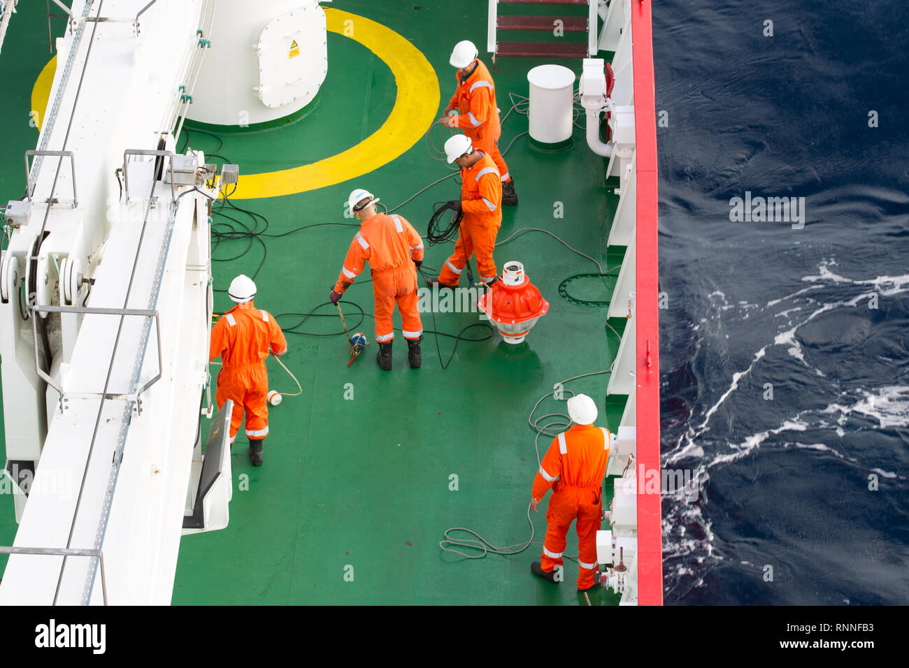 Una nave di ricerca conduce una scientifica crociera oceanografica nel sud dell'Oceano Atlantico. Foto Stock
