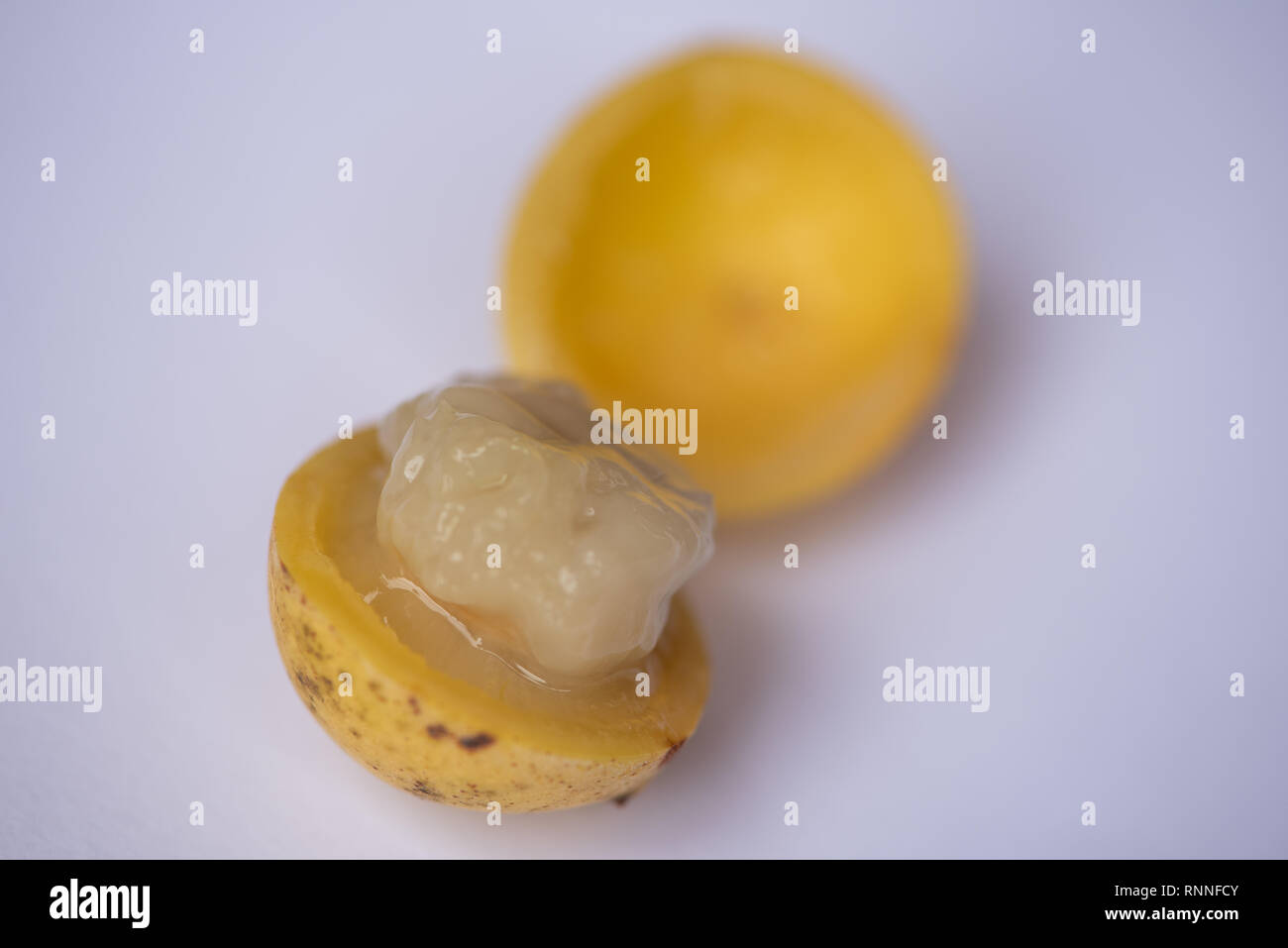 Una frutta Marula che è stato affettato aperto Foto Stock