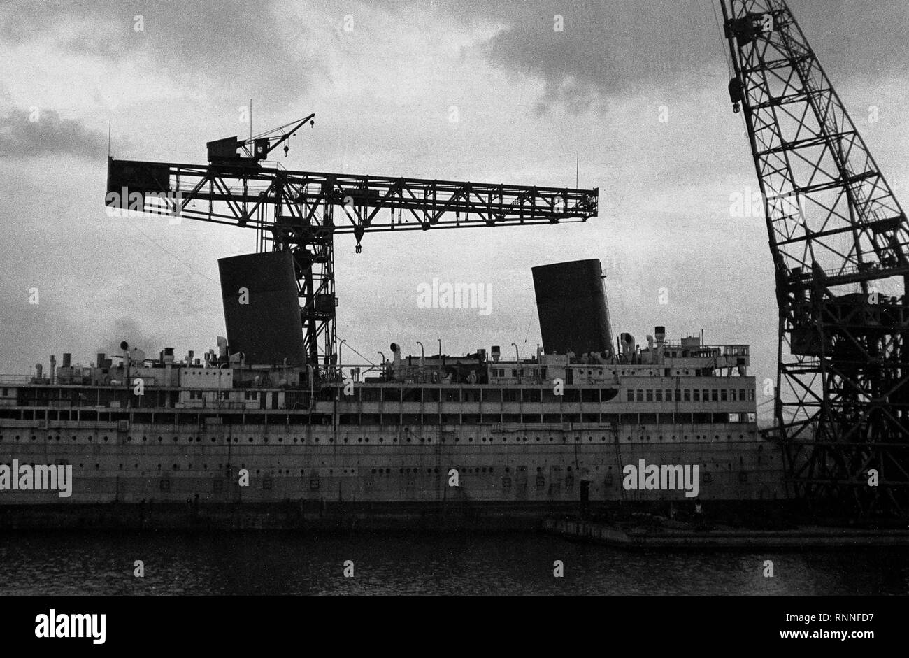 AJAXNETPHOTO. 1937. SOUTHAMPTON, Inghilterra. - Castello di unione LINER RMS ARUNDEL CASTLE IN CORSO DI MODIFICA E RIATTACCARE DA QUATTRO imbuto nave posta a doppio imbuto. foto:l'AJAX VINTAGE PICTURE LIBRARY REF:EPS011 1 Foto Stock