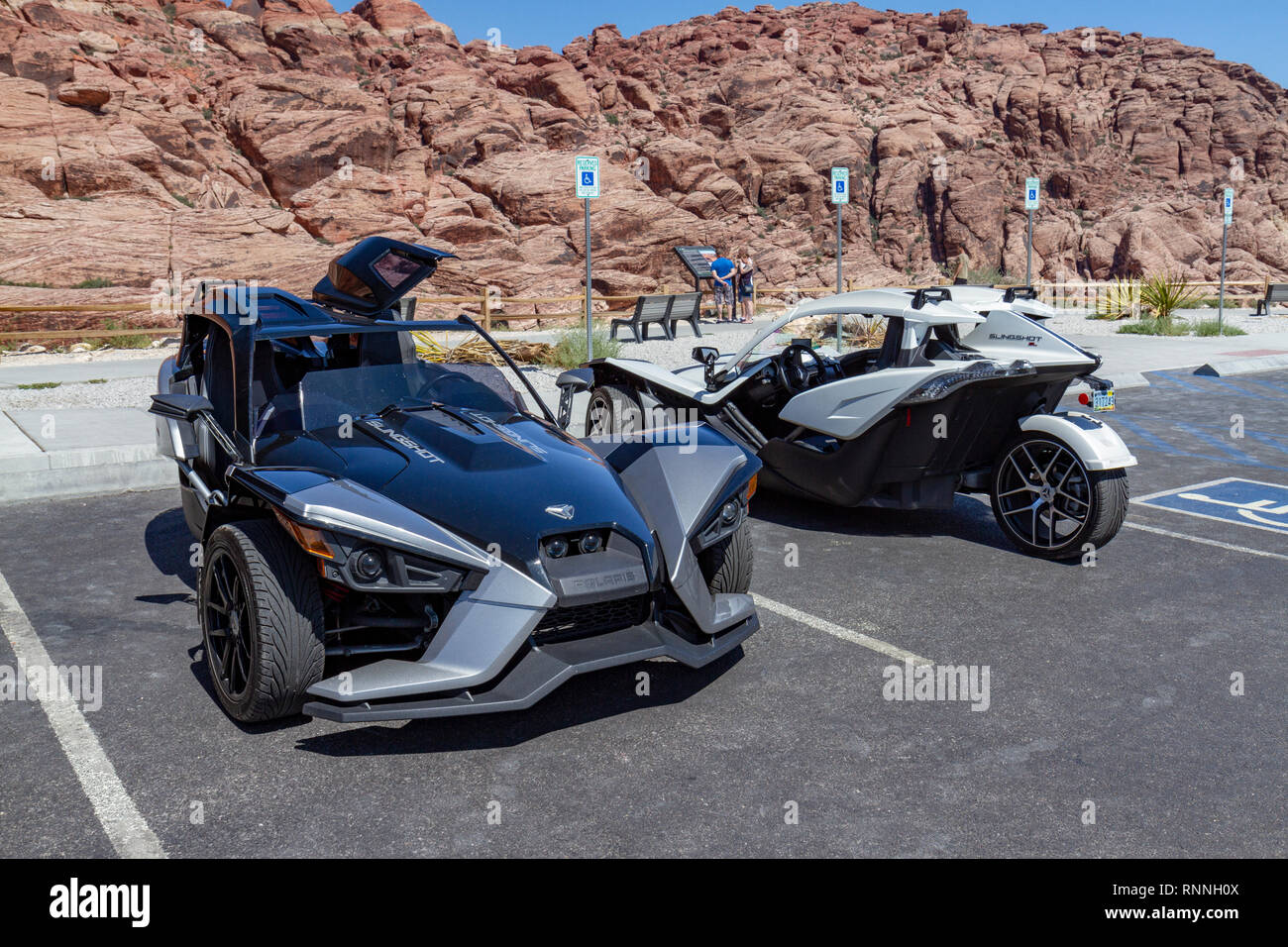 Due Slingshot Polaris open-air roadster 3 ruote di motocicli (vetture?), il Red Rock Canyon National Conservation Area, Las Vegas, Nevada, Stati Uniti. Foto Stock