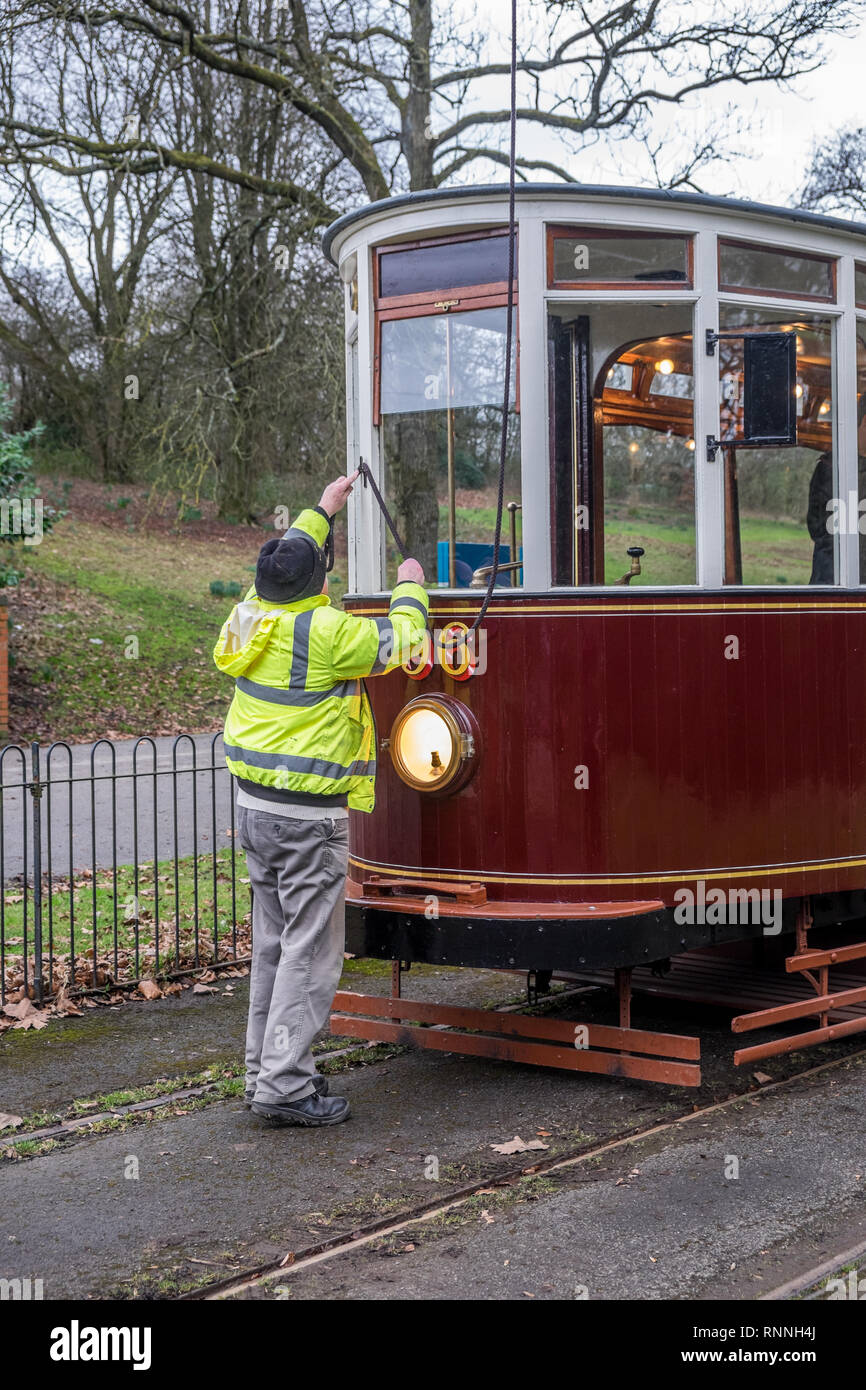 Heaton Park tramvia Engineer regolazione del tettuccio elettrico di asta. Foto Stock