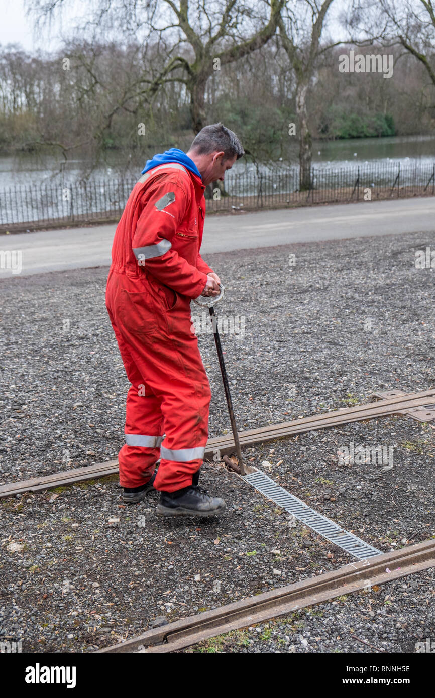 Heaton Park tramvia con l'ingegnere spostando i punti manualmente, Foto Stock