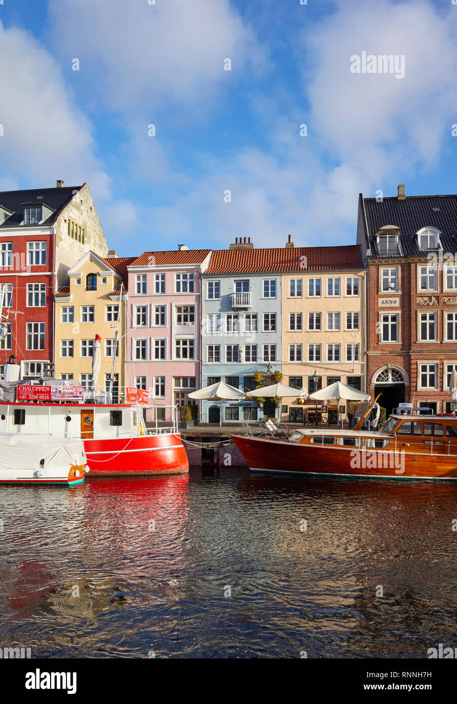 Copenhagen, Danimarca - 22 Ottobre 2018: Nyhavn, xvii secolo waterfront, canal e dal quartiere dei divertimenti di Copenaghen. Foto Stock