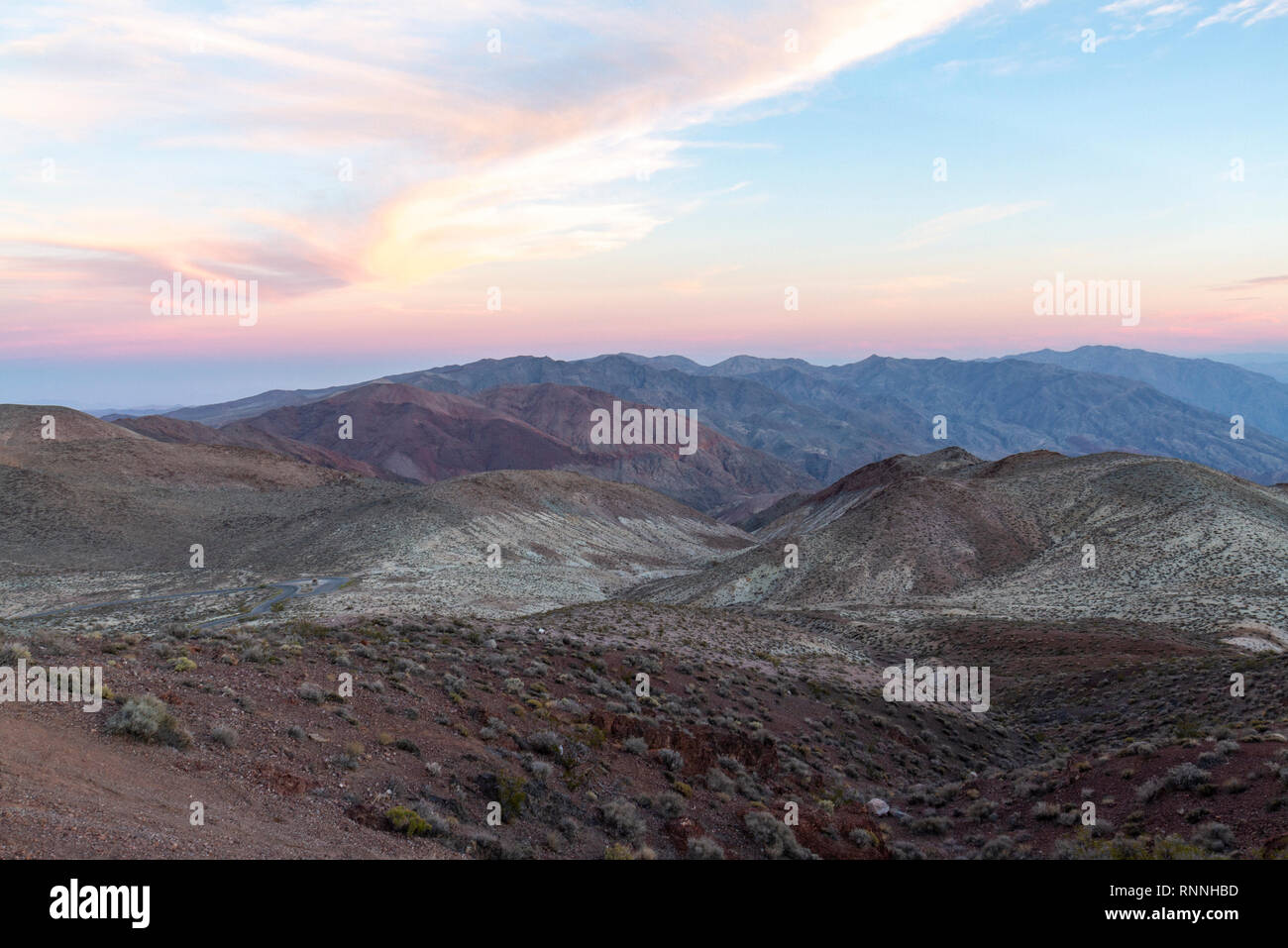 Vista tramonto circa se da Dante nella vista (Death Valley dietro la visualizzazione della telecamera) , Parco Nazionale della Valle della Morte, California, Stati Uniti. Foto Stock