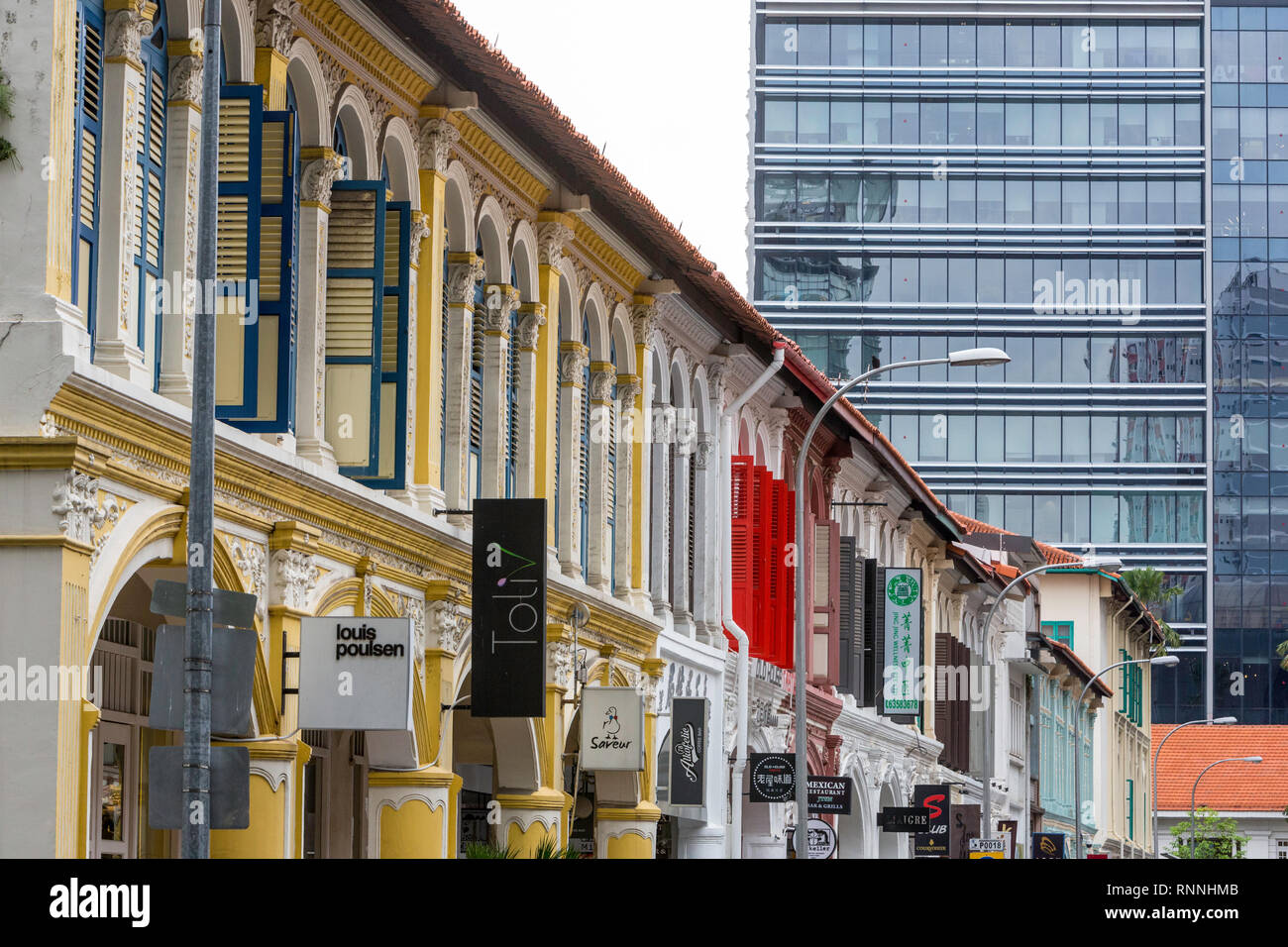 Era Coloniale vs. Era moderna architettura, Singapore. Foto Stock