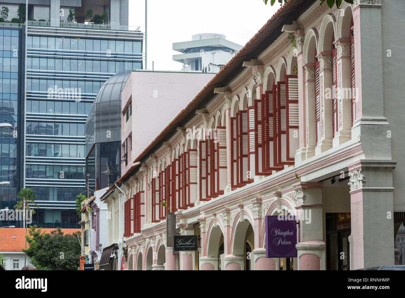 Era Coloniale vs. Era moderna architettura, Singapore. Foto Stock