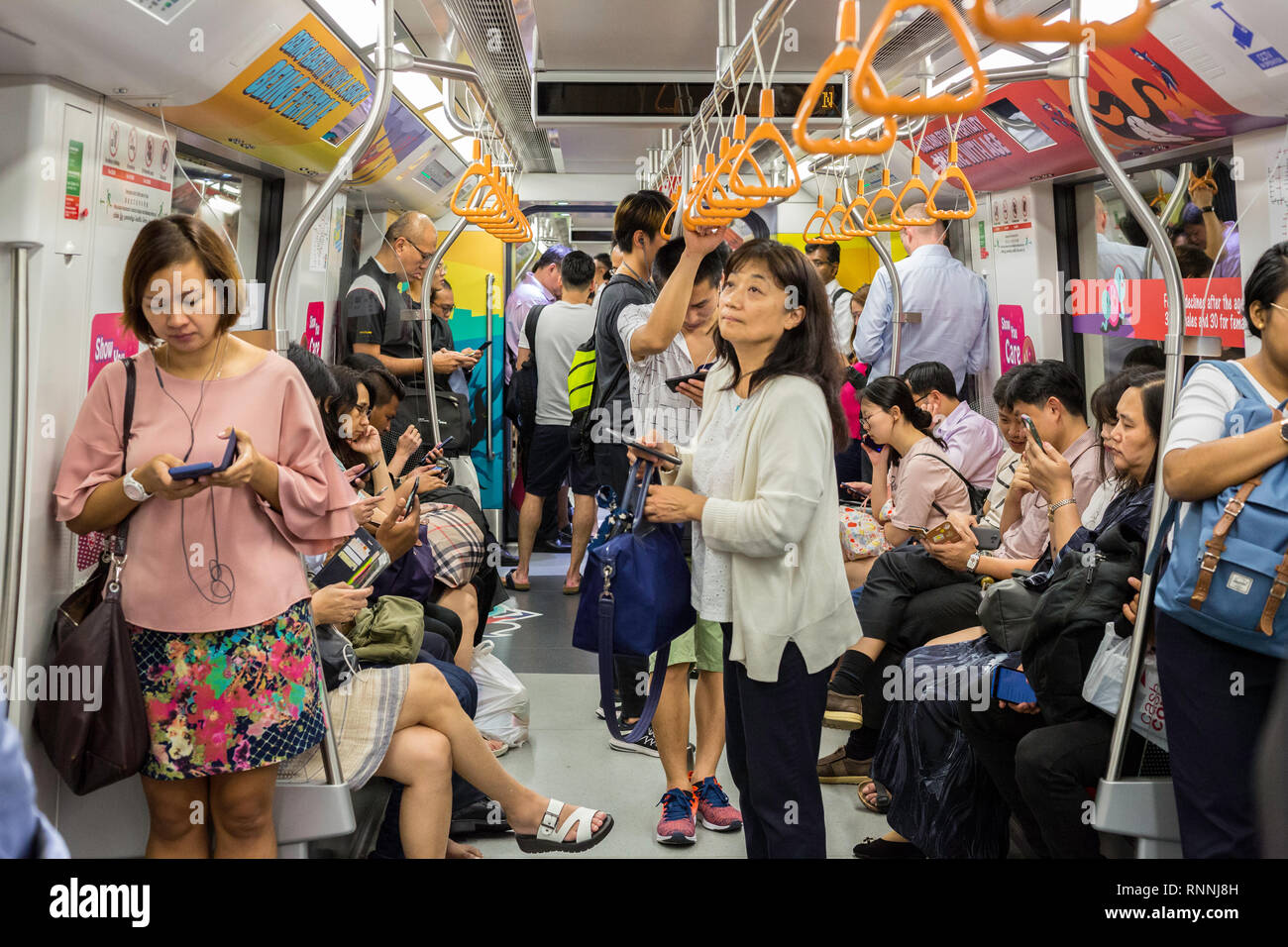 MRT Singapore Mass Rapid Transit passeggeri. Foto Stock