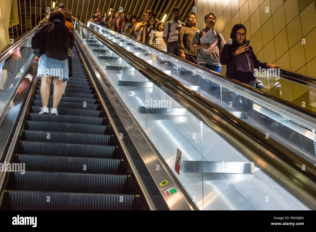 MRT Singapore Mass Rapid Transit passeggeri su scala mobile. Foto Stock