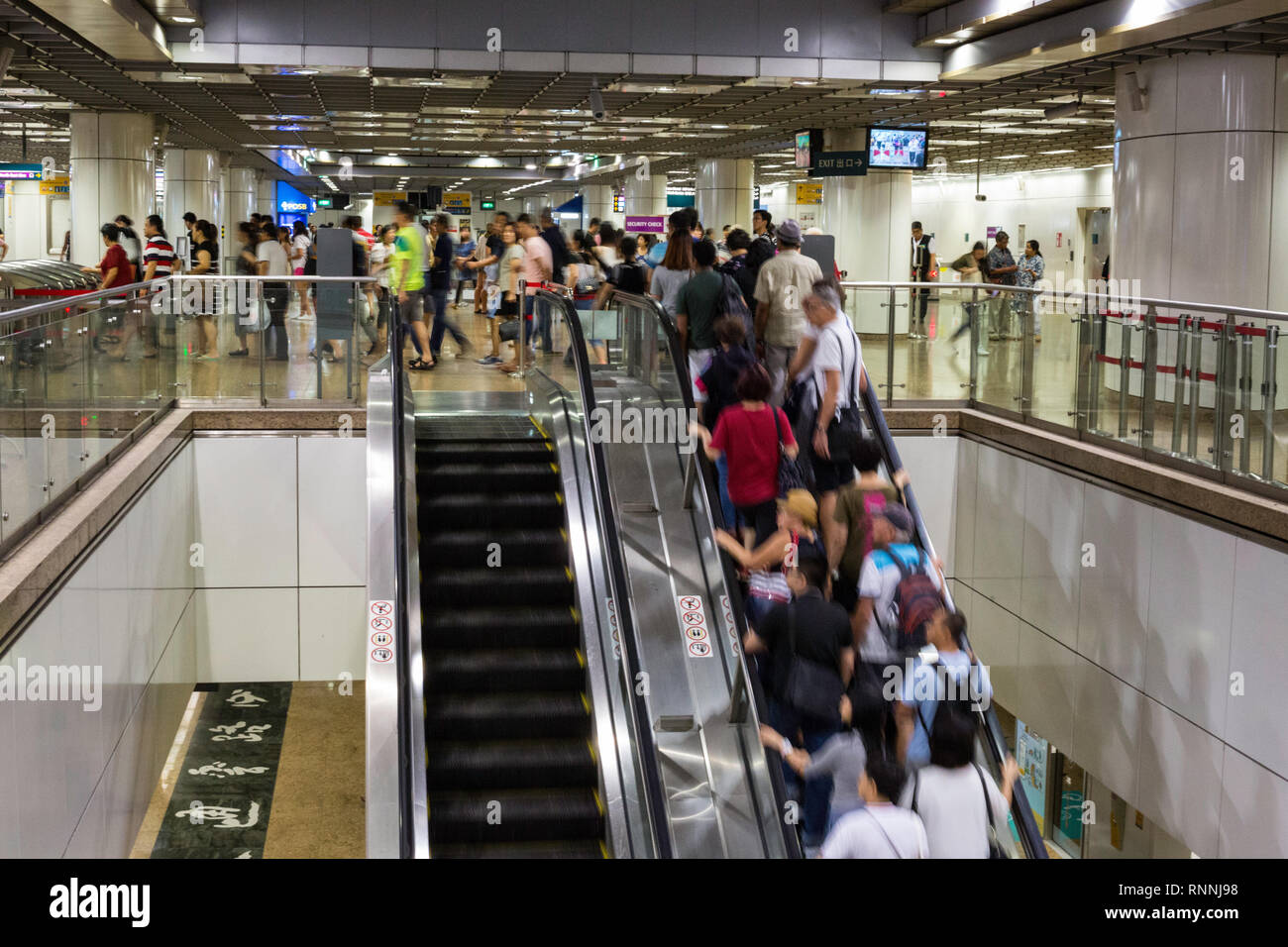 MRT Singapore Mass Rapid Transit patroni in Escalator. Foto Stock