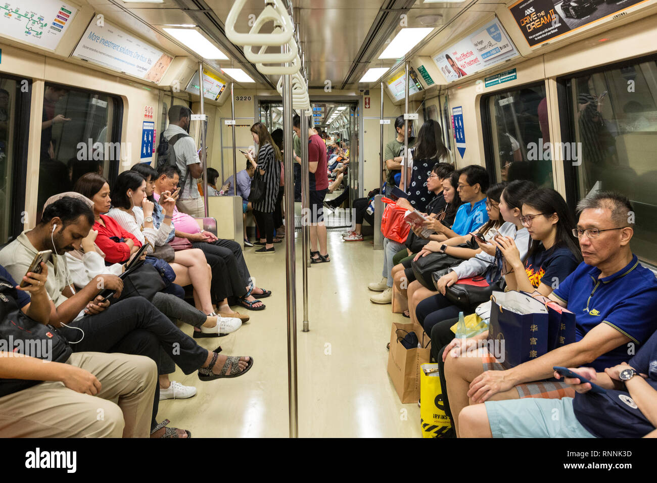 Singapore, MRT Mass Rapid Transit, i passeggeri in transito. Foto Stock