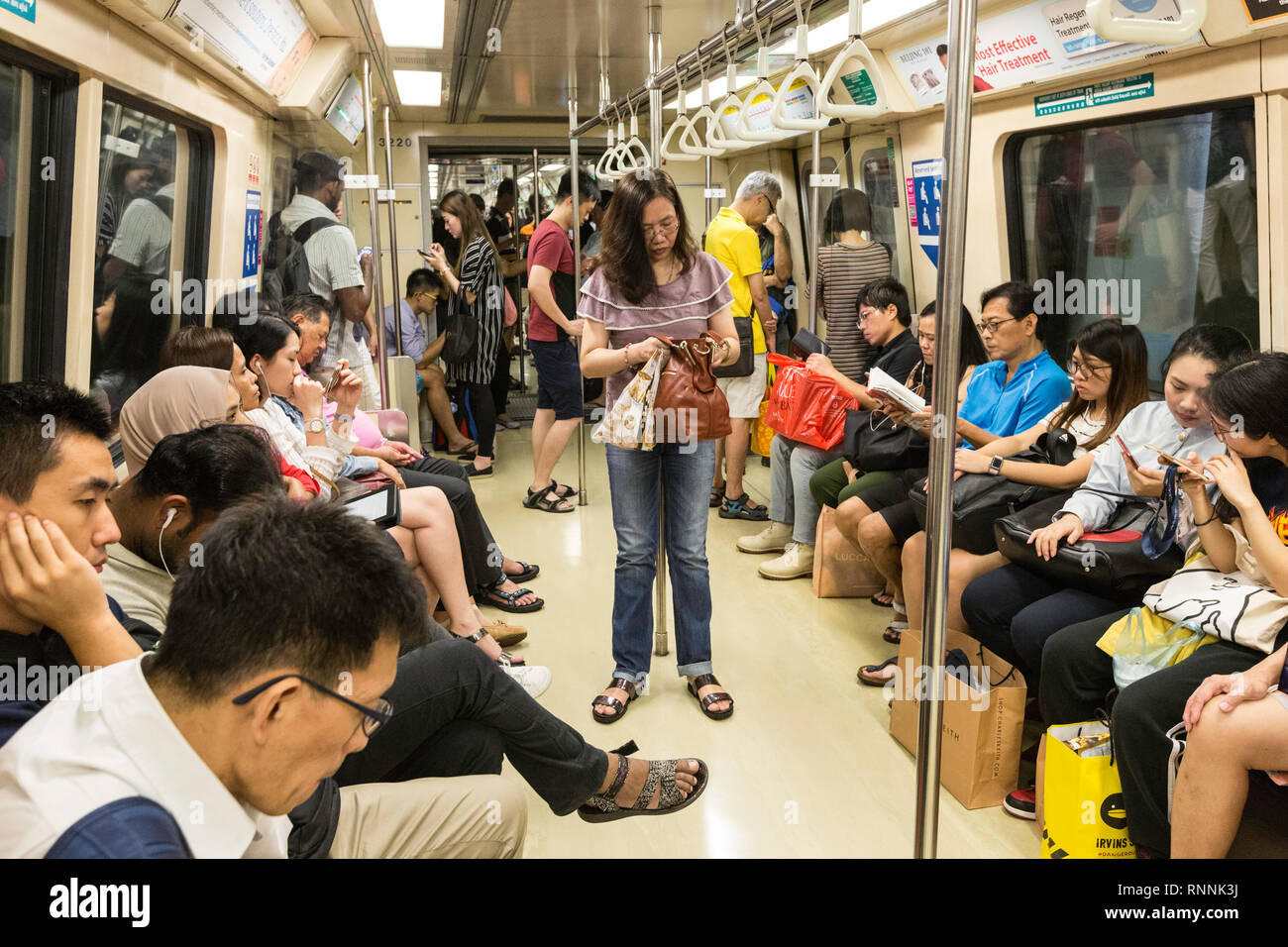 Singapore, MRT Mass Rapid Transit, i passeggeri in transito. Foto Stock