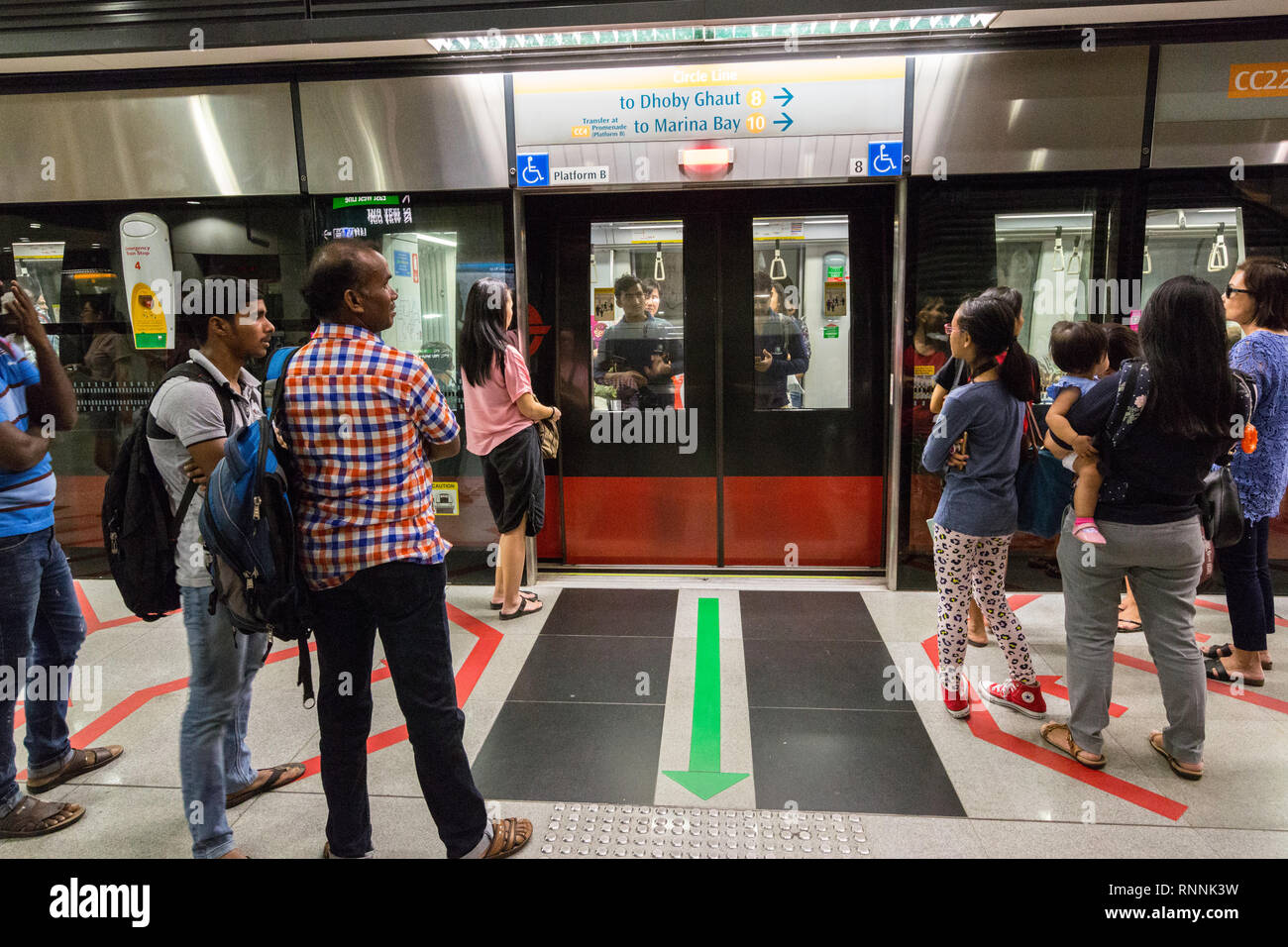 MRT Singapore Mass Rapid Transit passeggeri in attesa a bordo treno in arrivo. Foto Stock