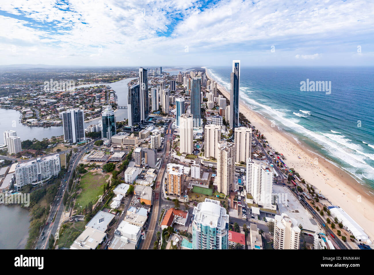 Soggiorno di lusso sulla Gold Coast di Queensland. Surfers Paradise alto-aumento skyline e Ocean Beach Foto Stock