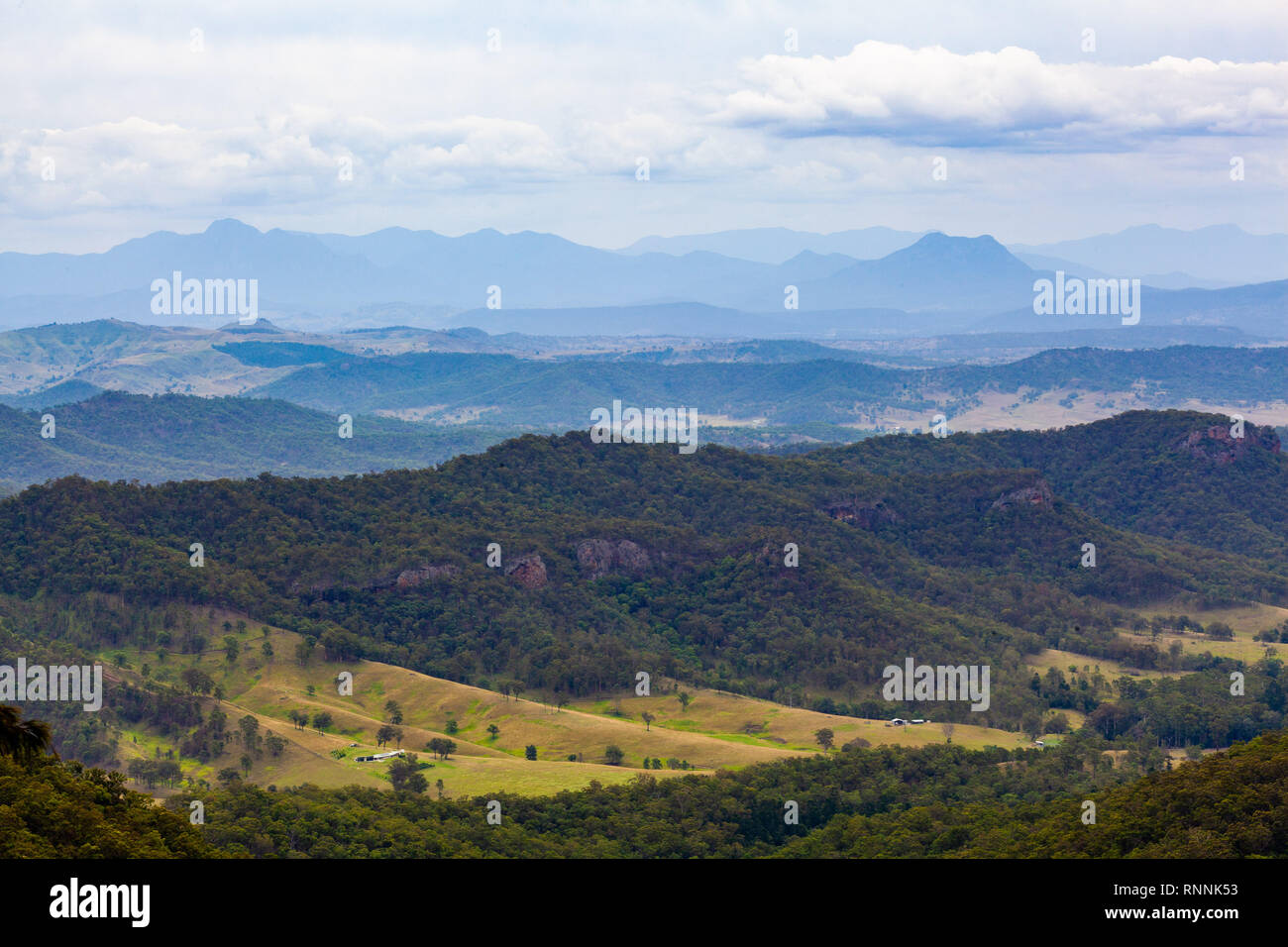 Aspro paesaggio boscoso di scogliere e colline in O'Reily, QLD, Australia Foto Stock