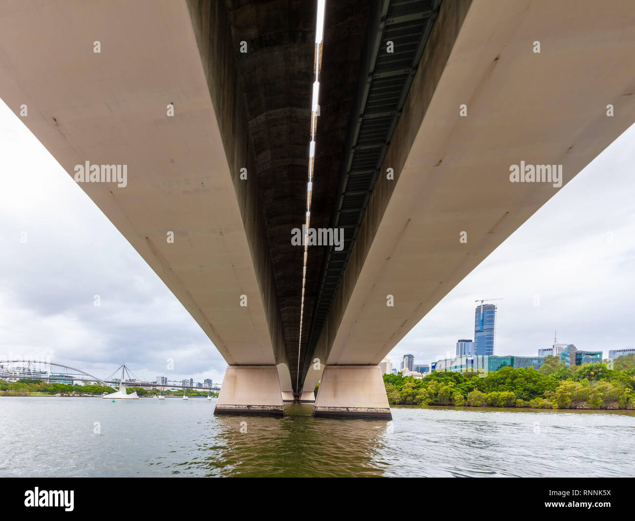 Vela sotto il Ponte Victoria sul fiume Brisbane Foto Stock