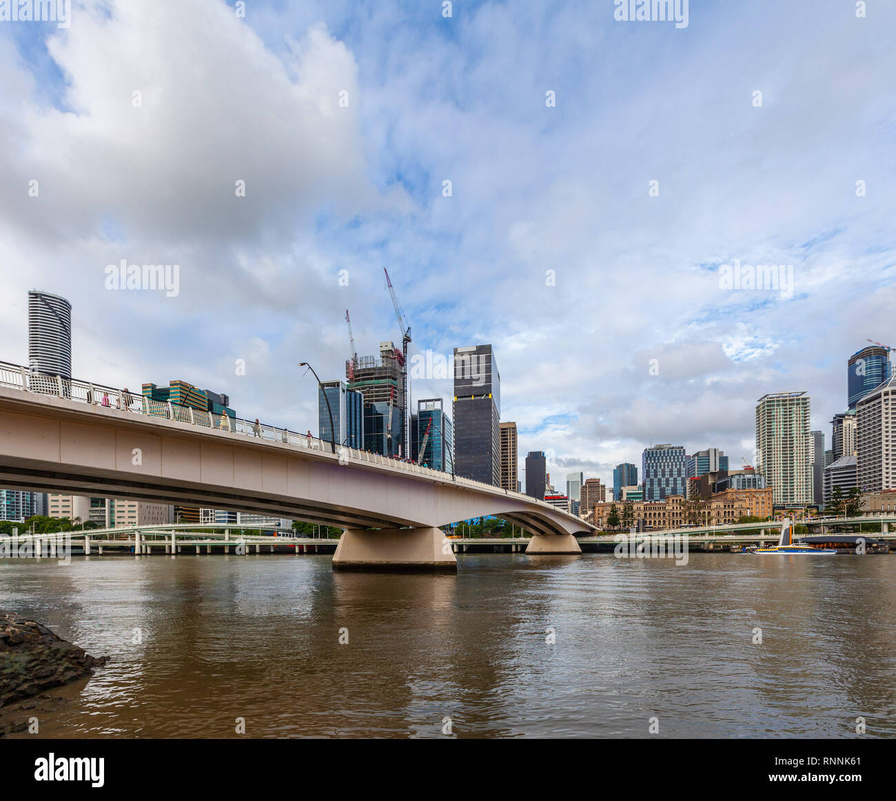 Ponte sul fiume Brisbane e edifici ad alta sul luminoso giorno di estate Foto Stock