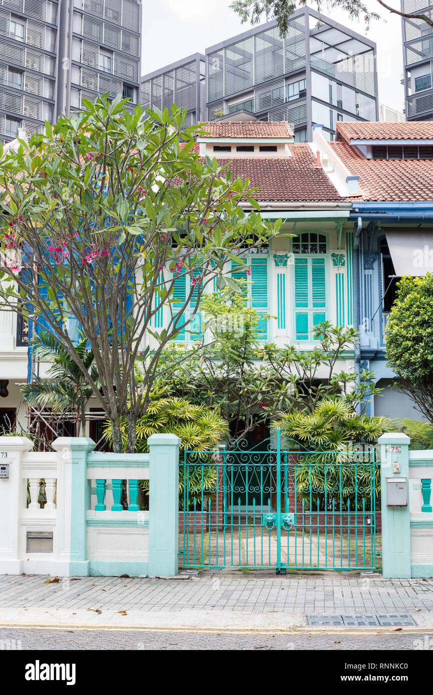 Singapore. Emerald Hill Road inizi del ventesimo secolo Case cinesi in primo piano, moderni edifici per uffici in background. Foto Stock