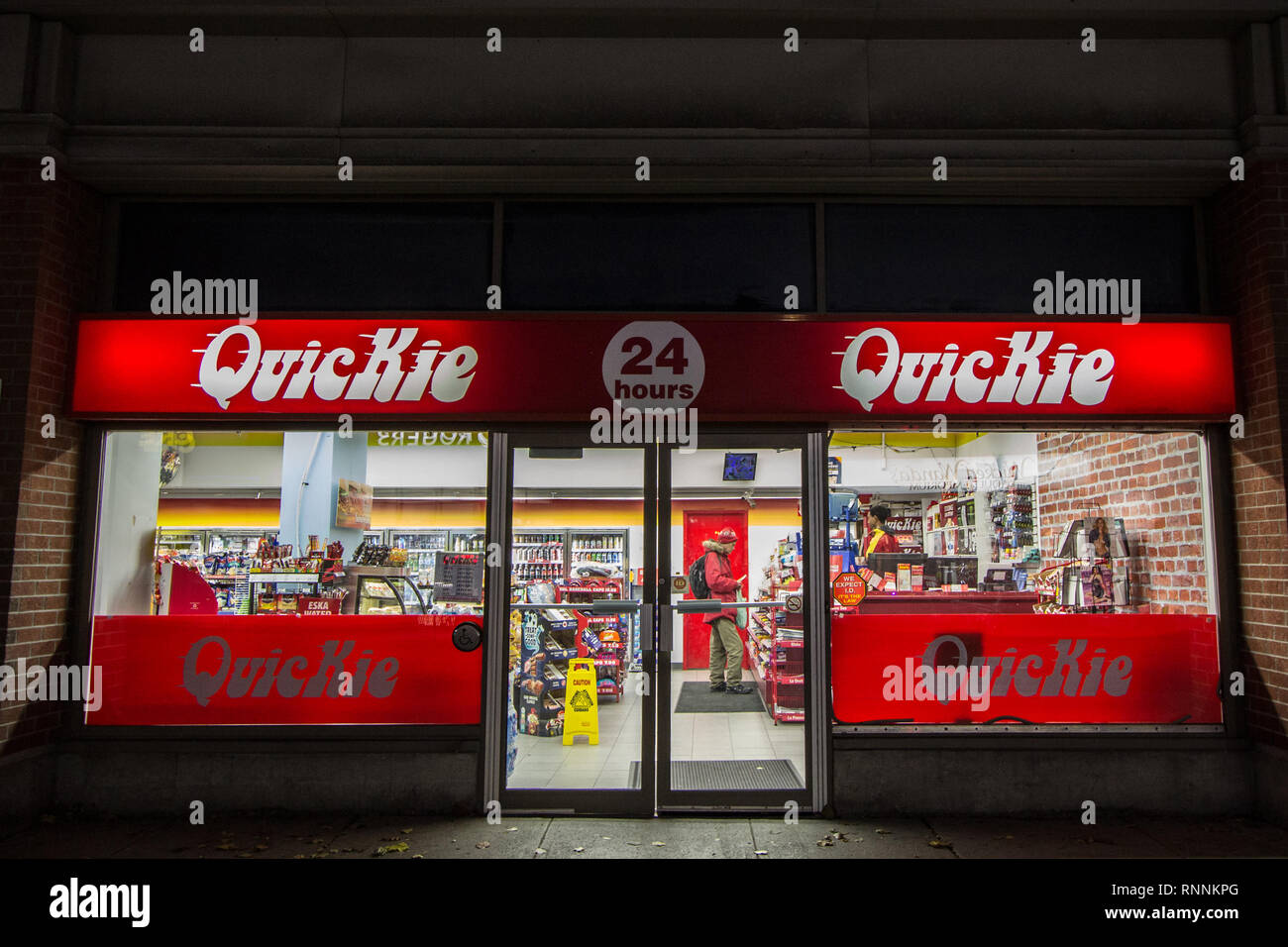 OTTAWA, Canada - 11 novembre 2018: Quickie logo nella parte anteriore del loro negozio nel centro cittadino di Ottawa, Ontario di notte. Quickie è una catena di convenience store Foto Stock