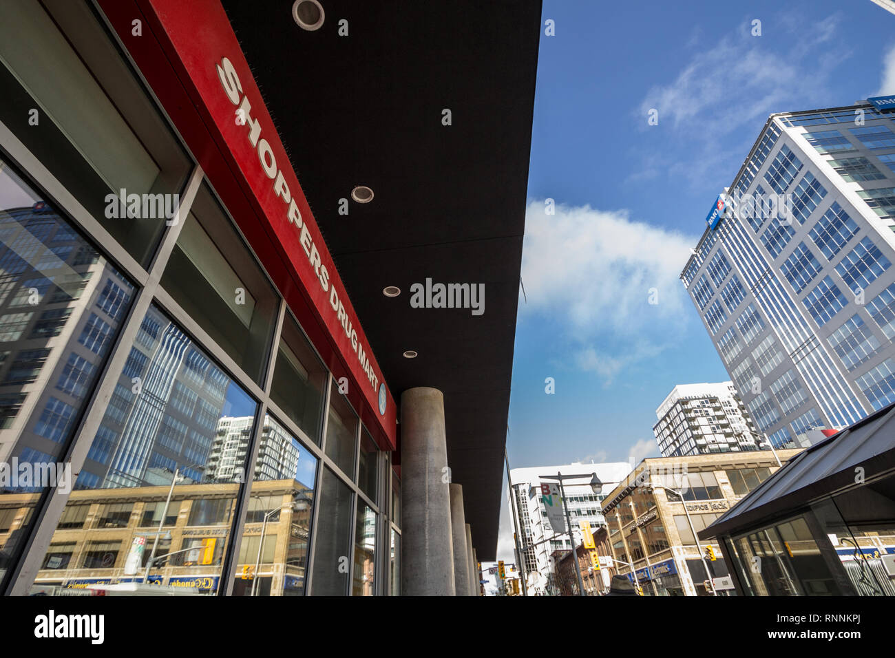 OTTAWA, Canada - 11 novembre 2018: Shoppers Drug Mart logo nella parte anteriore del loro negozio nel centro cittadino di Ottawa, Ontario. Shoppers Drug mart è un canadese chai Foto Stock