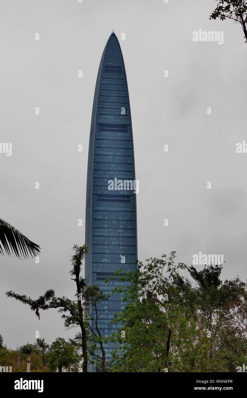 SHENZHEN, Cina -23 dic 2018- vista la KK100 (Kingkey 100, Kingkey Finance Torre), un grattacielo supertall situata a Shenzhen, Guangdong, Cina. Foto Stock SHENZHEN, Cina -23 dic 2018- vista la KK100 (Kingkey 100, Kingkey Finance Torre), un grattacielo supertall situata a Shenzhen, Guangdong, Cina. Foto Stock