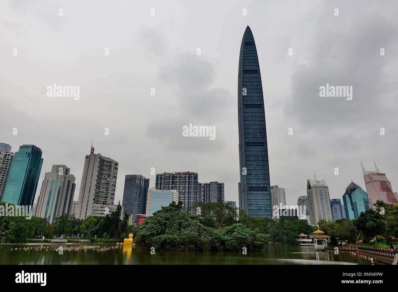 SHENZHEN, Cina -23 dic 2018- vista la KK100 (Kingkey 100, Kingkey Finance Torre), un grattacielo supertall situata a Shenzhen, Guangdong, Cina. Foto Stock SHENZHEN, Cina -23 dic 2018- vista la KK100 (Kingkey 100, Kingkey Finance Torre), un grattacielo supertall situata a Shenzhen, Guangdong, Cina. Foto Stock