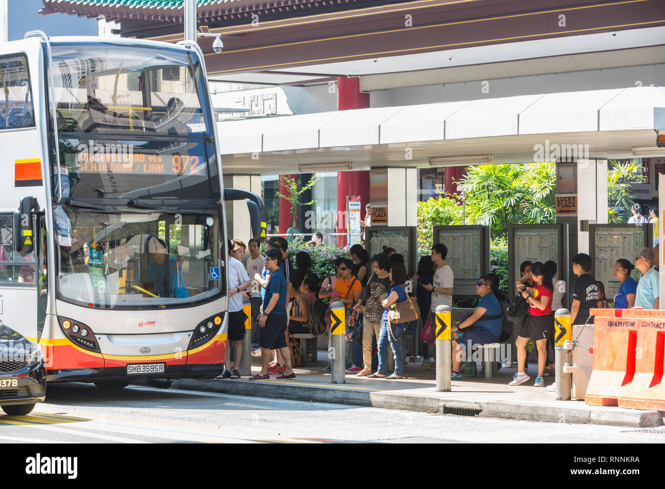 Singapore, ai passeggeri di salire a bordo di un autobus su Orchard Road. Foto Stock