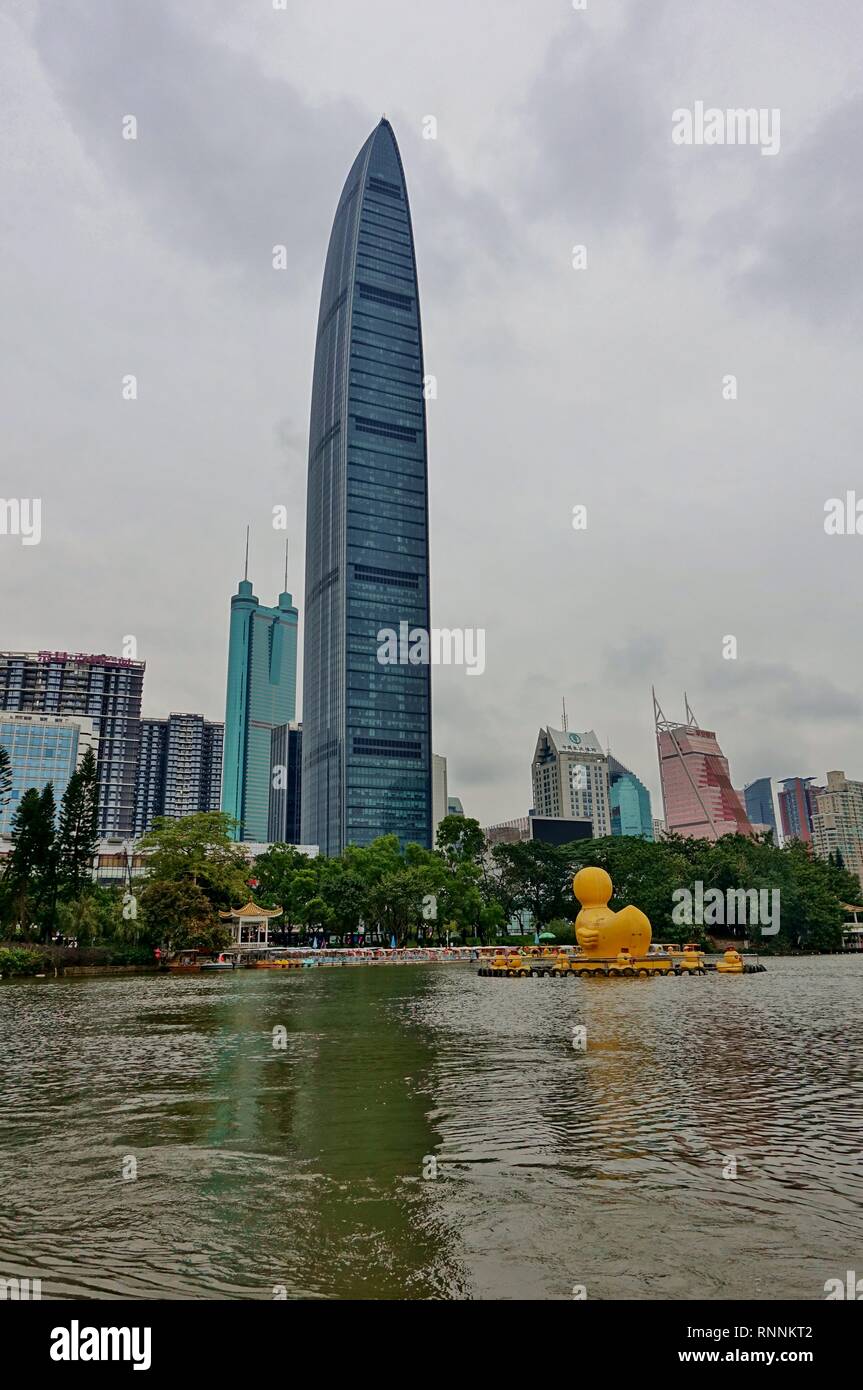 SHENZHEN, Cina -23 dic 2018- vista la KK100 (Kingkey 100, Kingkey Finance Torre), un grattacielo supertall situata a Shenzhen, Guangdong, Cina. Foto Stock SHENZHEN, Cina -23 dic 2018- vista la KK100 (Kingkey 100, Kingkey Finance Torre), un grattacielo supertall situata a Shenzhen, Guangdong, Cina. Foto Stock