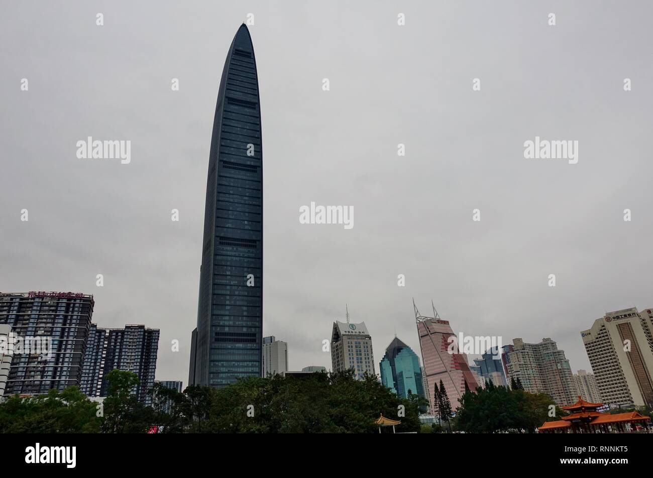 SHENZHEN, Cina -23 dic 2018- vista la KK100 (Kingkey 100, Kingkey Finance Torre), un grattacielo supertall situata a Shenzhen, Guangdong, Cina. Foto Stock SHENZHEN, Cina -23 dic 2018- vista la KK100 (Kingkey 100, Kingkey Finance Torre), un grattacielo supertall situata a Shenzhen, Guangdong, Cina. Foto Stock
