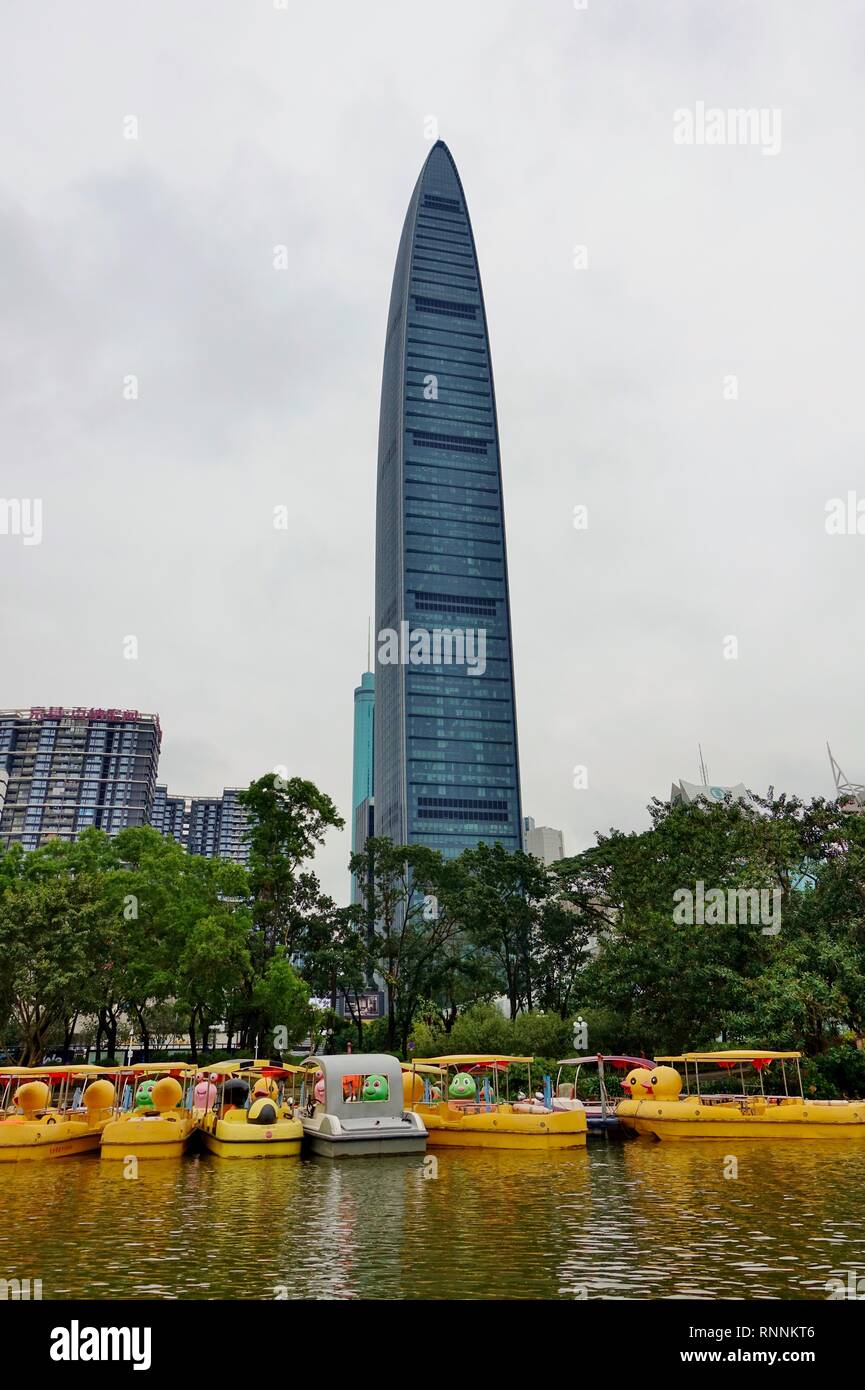 SHENZHEN, Cina -23 dic 2018- vista la KK100 (Kingkey 100, Kingkey Finance Torre), un grattacielo supertall situata a Shenzhen, Guangdong, Cina. Foto Stock SHENZHEN, Cina -23 dic 2018- vista la KK100 (Kingkey 100, Kingkey Finance Torre), un grattacielo supertall situata a Shenzhen, Guangdong, Cina. Foto Stock