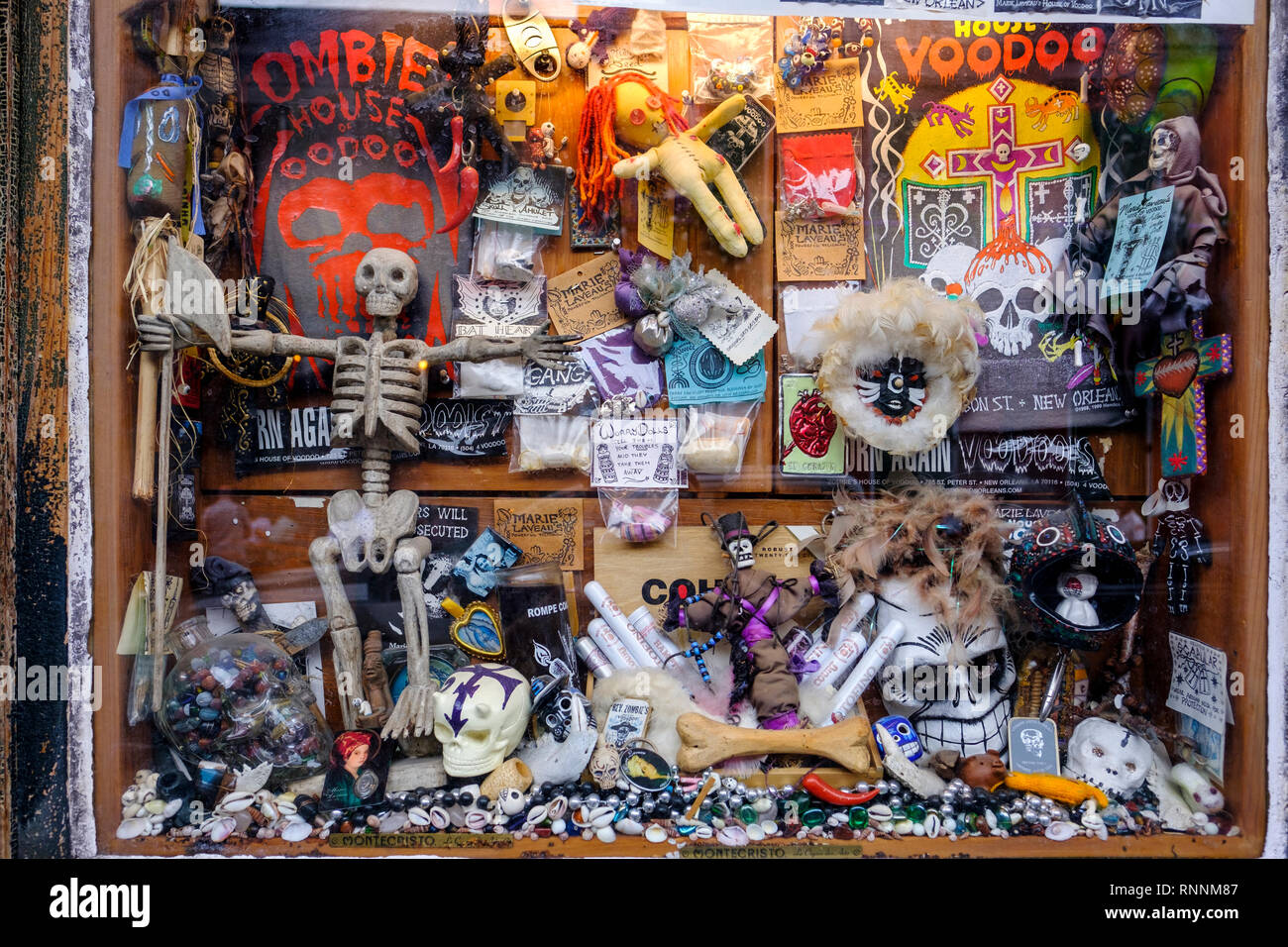 Il reverendo Zombie Casa di Voodoo store window, voodoo dolls, oggetti religiosi, New Orleans French Quarter di New Orleans, in Louisiana, Stati Uniti d'America Foto Stock