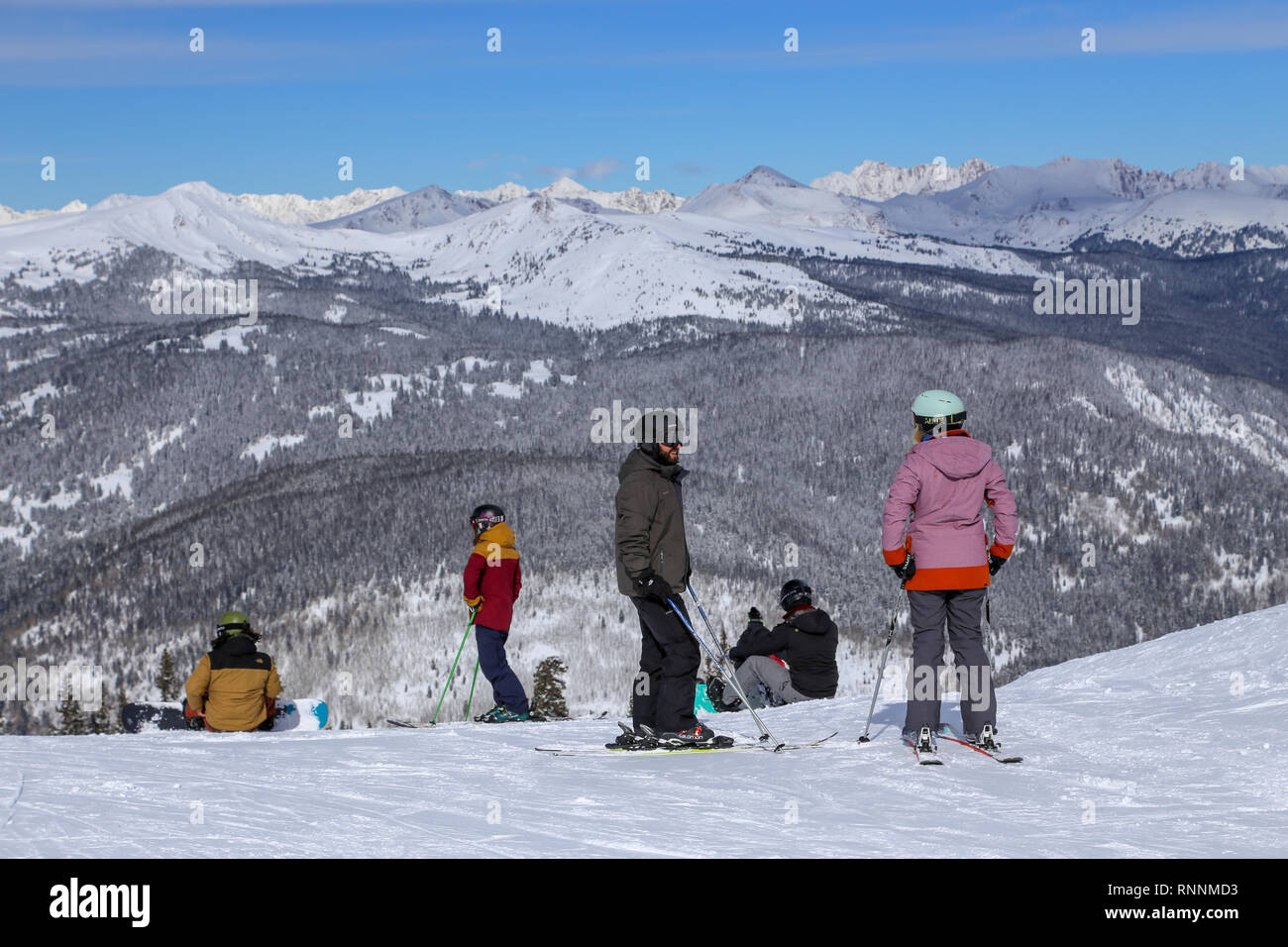 Gli sciatori e gli snowboarder maschio e femmina alla cima della montagna di rame a Copper Mountain in Colorado Rockies Foto Stock