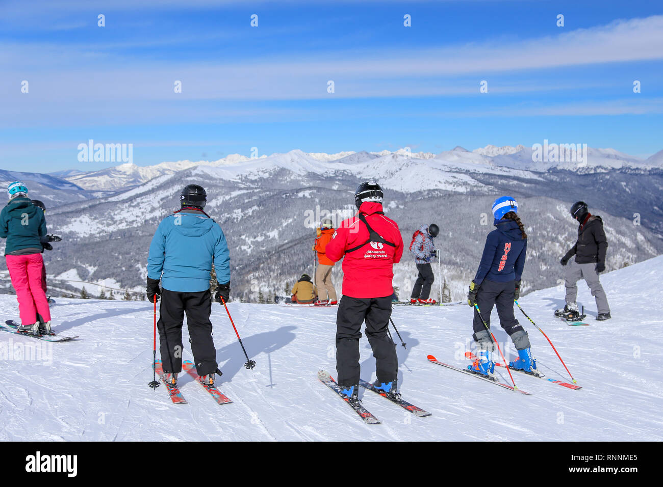 Gli sciatori e gli snowboarder maschio e femmina alla cima della montagna di rame a Copper Mountain in Colorado Rockies Foto Stock