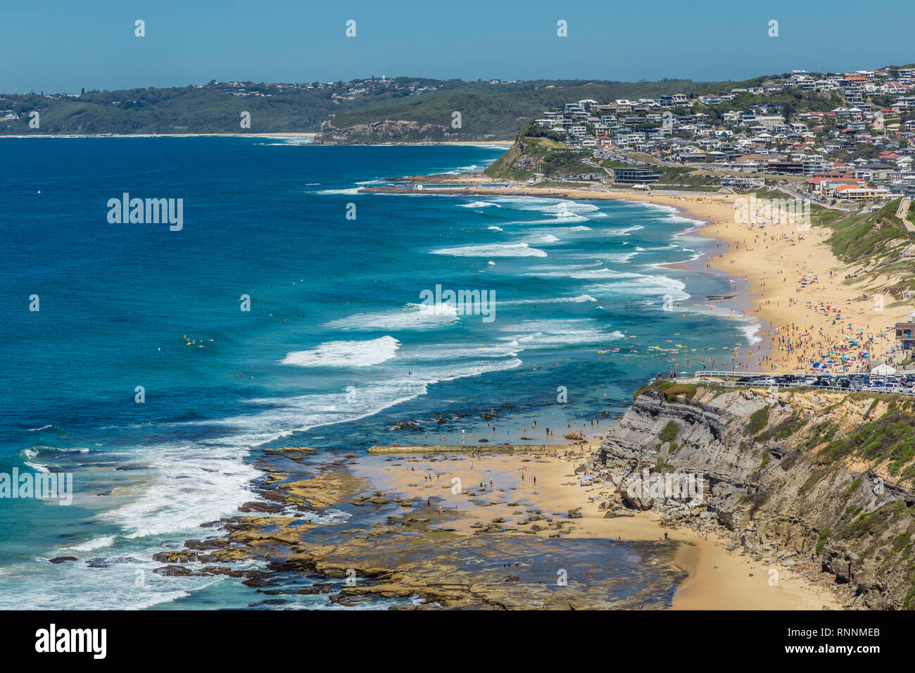 Vista aerea del Bar Spiaggia, Newcastle, NSW, Australia, che mostra la spiaggia di sabbia e il surf. Foto Stock