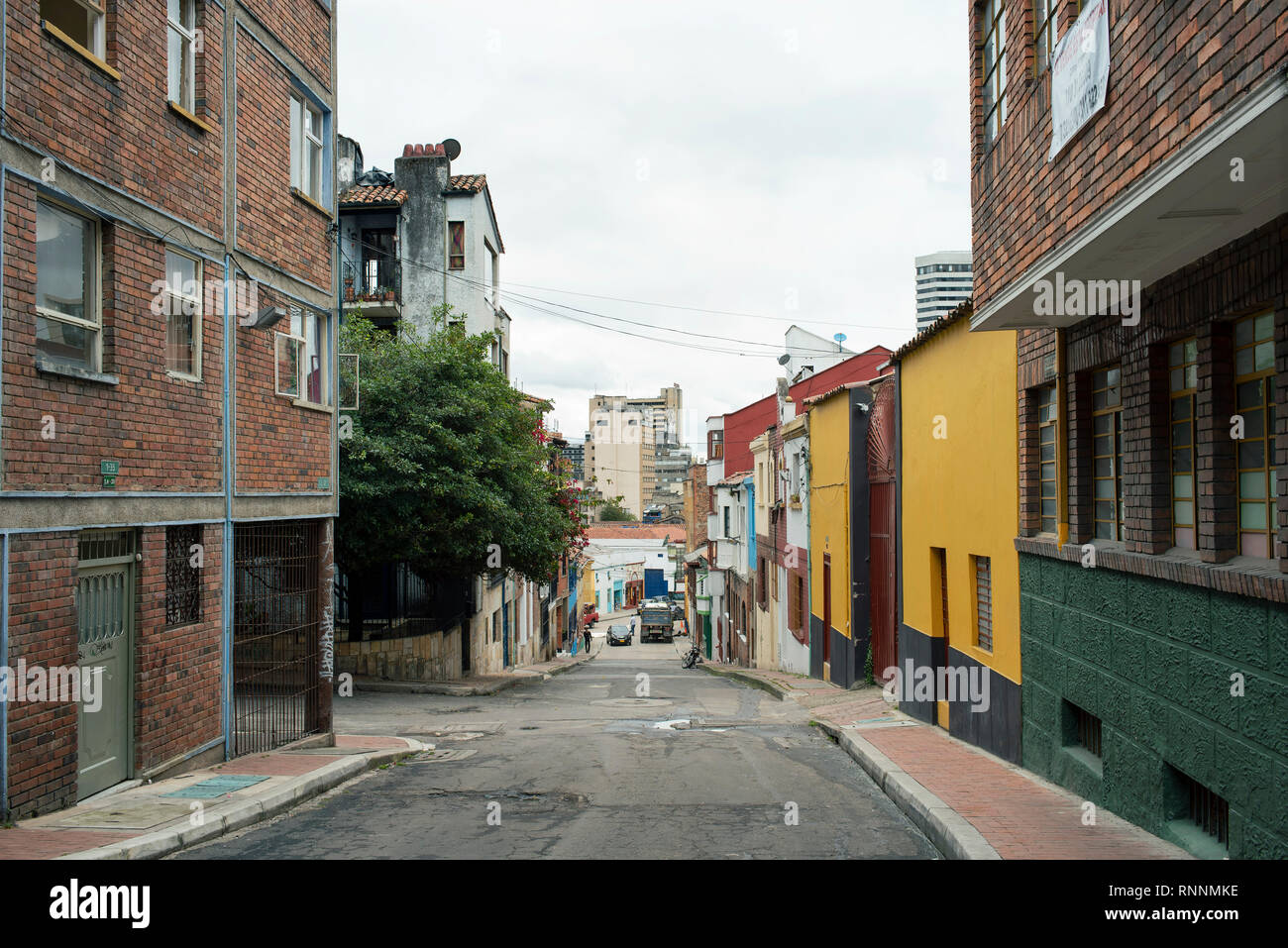 Coloratissima street opinioni con vecchie case in La Concordia, il centro cittadino di Bogotà, Colombia. Sep 2018 Foto Stock