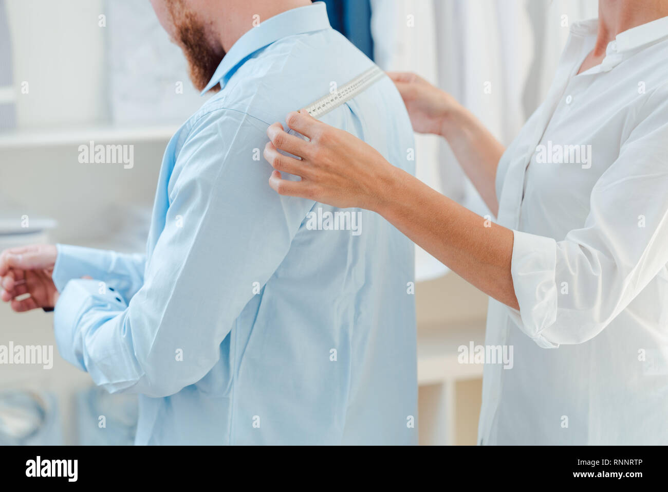 L uomo nel montaggio di una camicia su misura in studio di adattare Foto Stock