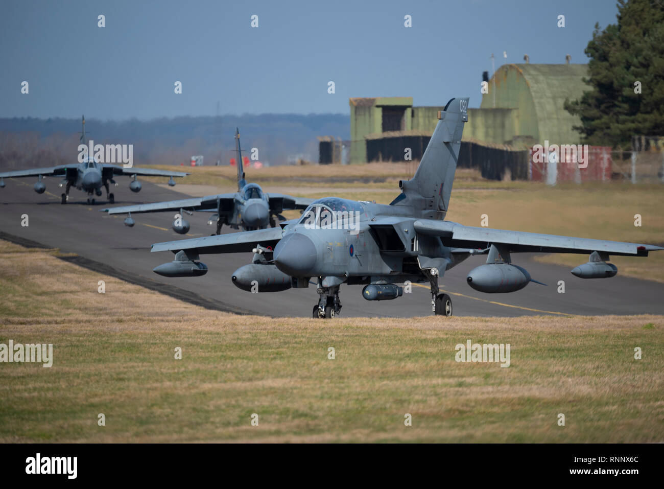 Tre Panavia Tornado GR4 jet da combattimento hanno iniziato il loro viaggio di commiato il Regno Unito prima del veterano aeromobile andando al di fuori del servizio con la RAF. Qui sono in rullaggio fuori dal loro albero racchiusi squadron area Foto Stock