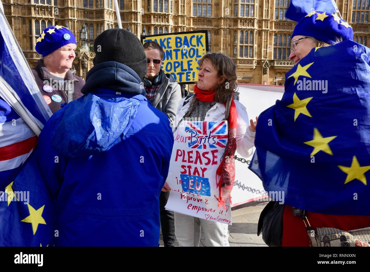 Londra, Regno Unito. 19 Feb, 2019. Un cittadino tedesco implora per i britannici di soggiorno nell'UE.Pro protesta UE,Case del Parlamento,Westminster,London.UK Credit: Michael melia/Alamy Live News Foto Stock