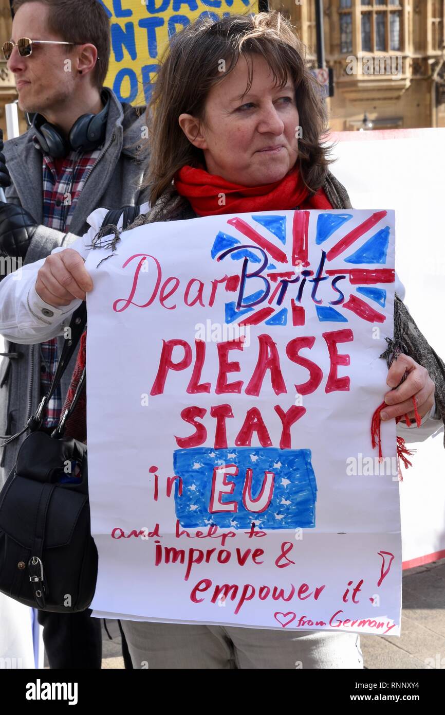 Londra, Regno Unito. 19 Feb, 2019. Un cittadino tedesco implora per i britannici di soggiorno nell'UE.Pro protesta UE,Case del Parlamento,Westminster,London.UK Credit: Michael melia/Alamy Live News Foto Stock