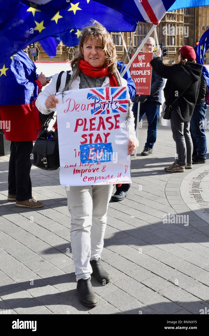 Londra, Regno Unito. 19 Feb, 2019. Un cittadino tedesco implora per i britannici di soggiorno nell'UE.Pro protesta UE,Case del Parlamento,Westminster,London.UK Credit: Michael melia/Alamy Live News Foto Stock