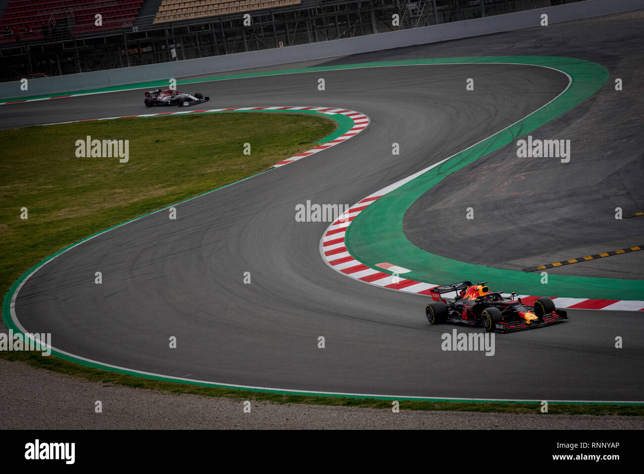 Barcellona, Spagna. 19 Feb, 2019. Pierre Gasly alla Aston Martin del team Red Bull Racing seguito da Antonio Giovinazzi di Alfa Romeo Racing team sul circuito di Catalogna a Montmelo (provincia di Barcellona) durante i test pre-stagione sessione. Credito: Jordi Boixareu/Alamy Live News Foto Stock