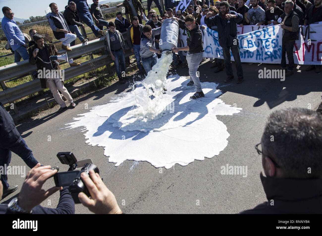 Febbraio 17, 2019 - ENNA, SICILIA, ITALIA - Un pastore visto versando lattine di latte sulla strada durante la protesta..il latte siciliano producerâ€™s protesta in Dittaino, contro il basso prezzo del latte e la concorrenza del latte prodotto in altri paesi. I produttori hanno versato più di 2000 cucciolate di latte per le strade e hanno cercato di bloccare la autostrada Palermo-Catania. (Credito Immagine: © Danilo Campailla/SOPA immagini via ZUMA filo) Foto Stock