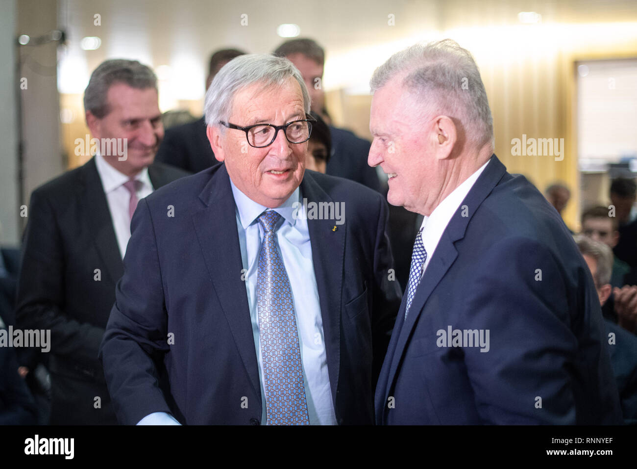 Stuttgart, Germania. 19 Feb, 2019. Jean Claude Juncker (M), Presidente della Commissione europea, accoglie Erwin Teufel (CDU, r), ex Primo Ministro del Baden-Württemberg, in occasione di una visita al Parlamento del Baden-Württemberg. Accanto a loro si erge Günther Oettinger (CDU, l), il Commissario UE per il bilancio e per il personale. Credito: Sebastian Gollnow/dpa/Alamy Live News Foto Stock