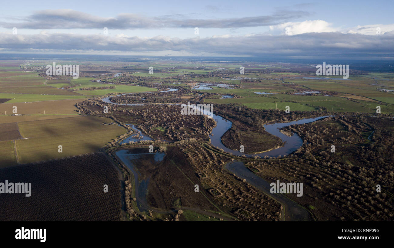 Modesto, California, USA. 19 Feb, 2019. Il San Joaquin River scorre attraverso western Stanislao county con nubi che coprono il cielo. Varie tempeste durante la settimana scorsa hanno lasciato molti piedi di neve sulla California Sierra Mountains lungo con diversi centimetri di pioggia nella valle centrale. Credito: Marty Bicek/ZUMA filo/Alamy Live News Foto Stock