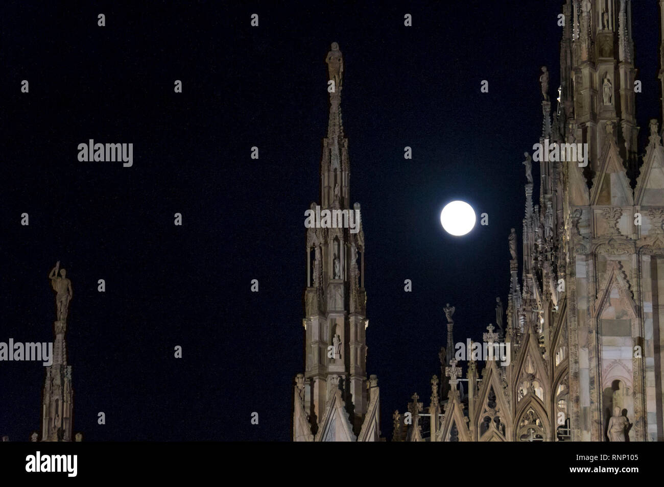 Milano, Italia. 19 Feb, 2019. Foto Carlo Cozzoli - LaPresse 19-02-19 Milano ( Italia ) Cronaca Luna piena detta anche superluna, fotografata dalla Galleria Vittorio Emanuele e da Piazza Duomo. Nella foto i tetti della galleria e le guglie del Duomo Credito: LaPresse/Alamy Live News Foto Stock
