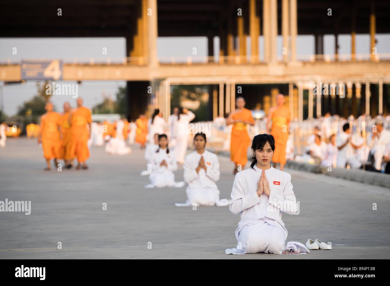 Bangkok, Tailandia. 19 Feb, 2019. Una donna vede meditando durante l'anno Makha Bucha cerimonia. Devoti buddisti celebrano il festival annuale di Makha Bucha, uno del giorno più importante per i buddisti di tutto il mondo. Più di un migliaio di monaci e centinaia di migliaia di devoti erano raduno al tempio Dhammakaya a Bangkok per partecipare alla cerimonia di illuminazione Credito: Geovien così SOPA/images/ZUMA filo/Alamy Live News Foto Stock