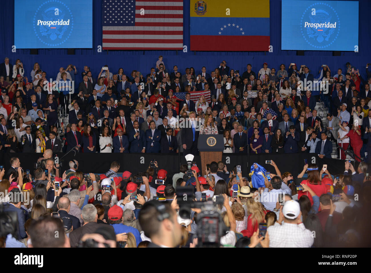 Miami, FL, Stati Uniti d'America. 18 Febbraio, 2019. Stati Uniti Presidente Trump e la First Lady Melania Trump parlando a una folla di venezuelano comunità americana a Florida International University - Ocean Banca centro convocazione il 18 febbraio 2019 a Miami in Florida. Credito: Mpi10/media/punzone Alamy Live News Foto Stock