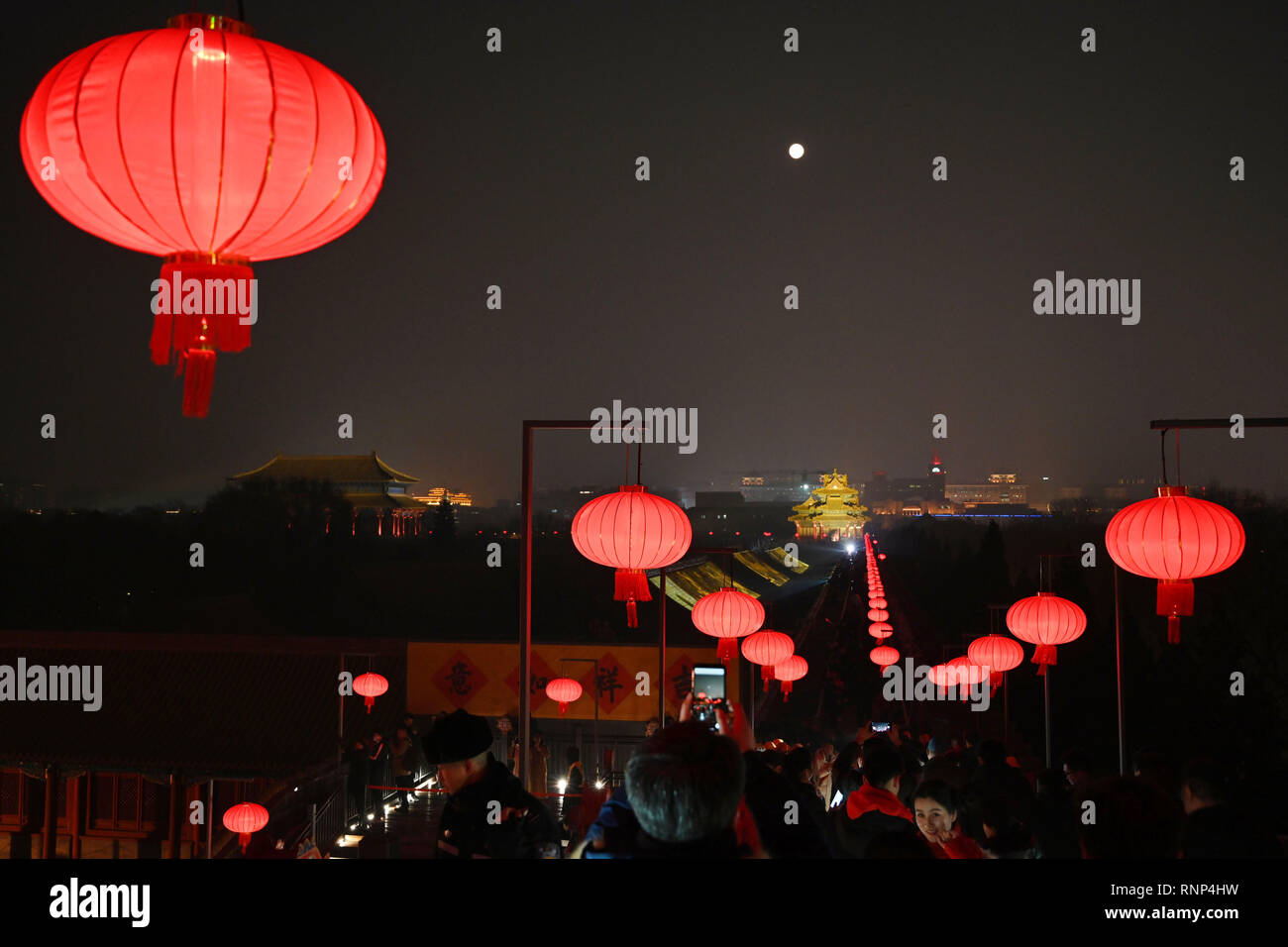 Pechino, Cina. 19 Feb, 2019. I visitatori cammineranno sulla parete del Palace Museum o la Città Proibita, a Pechino, capitale della Cina, Feb 19, 2019. Il Museo del Palazzo ha esteso il suo orario di apertura per la sera del 19 febbraio e il 20 febbraio nella celebrazione di questo anno la festa delle lanterne. Credito: Jin Liangkuai/Xinhua/Alamy Live News Foto Stock