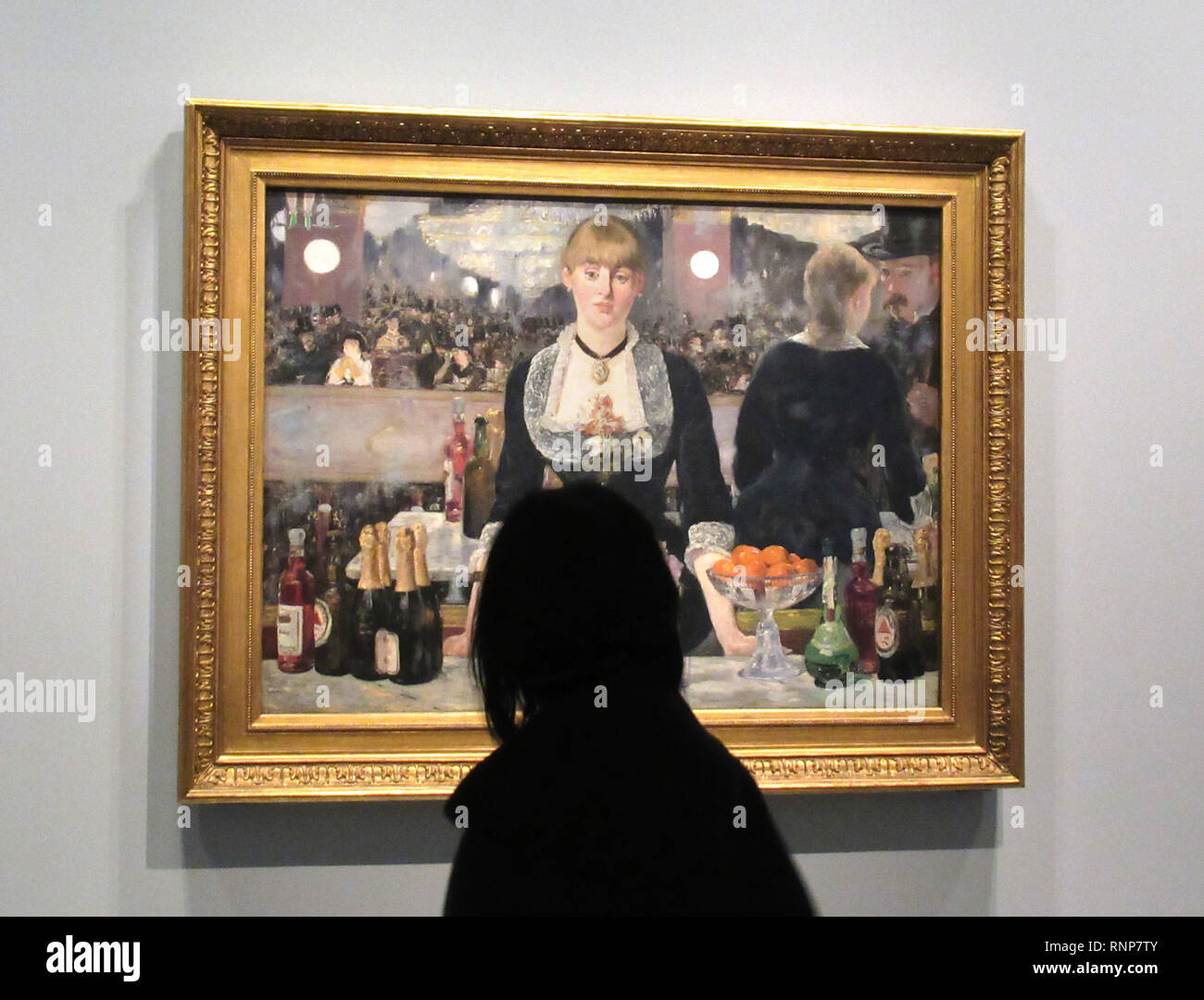 19 febbraio 2019, France (Francia), Paris: un visitatore per la Fondation Louis Vuitton sorge nella parte anteriore di Edouard Manet di lavoro 'un Bar nel Folies-Bergere'. Una delle più importanti collezioni private di opere di Impressionisti e post-impressionisti opere sarà in vista fino al 17 giugno. (A dpa 'leggendaria collezione impressionista mostrato in Parigi' dal 20.02.2019) Foto: Sabine Glaubitz/dpa Foto Stock